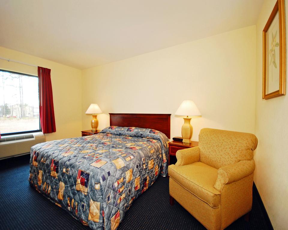 Econo Lodge Amelia Court House Стая снимка